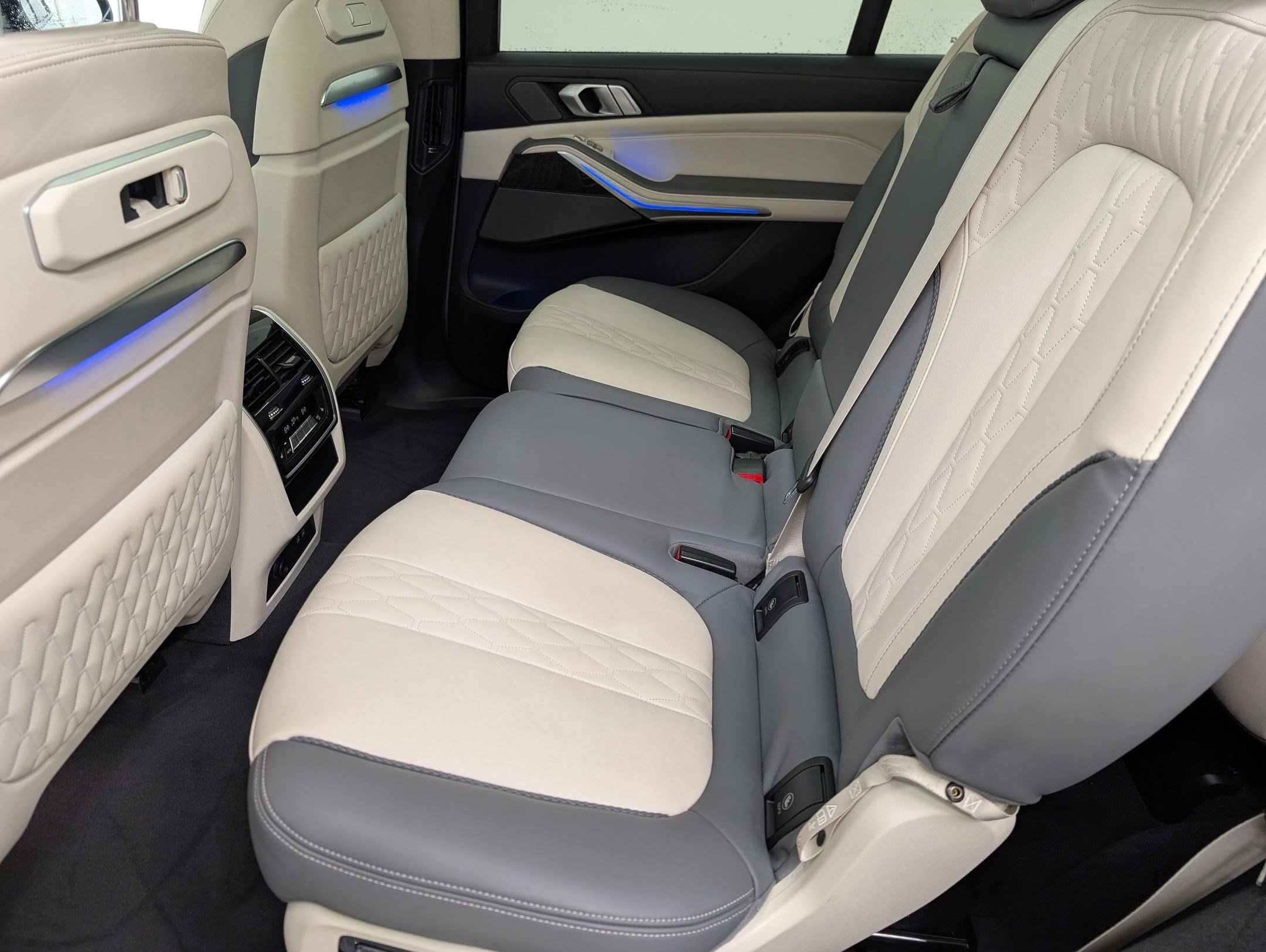 Used 2023 BMW X7 M60i w/ Executive Package image 15