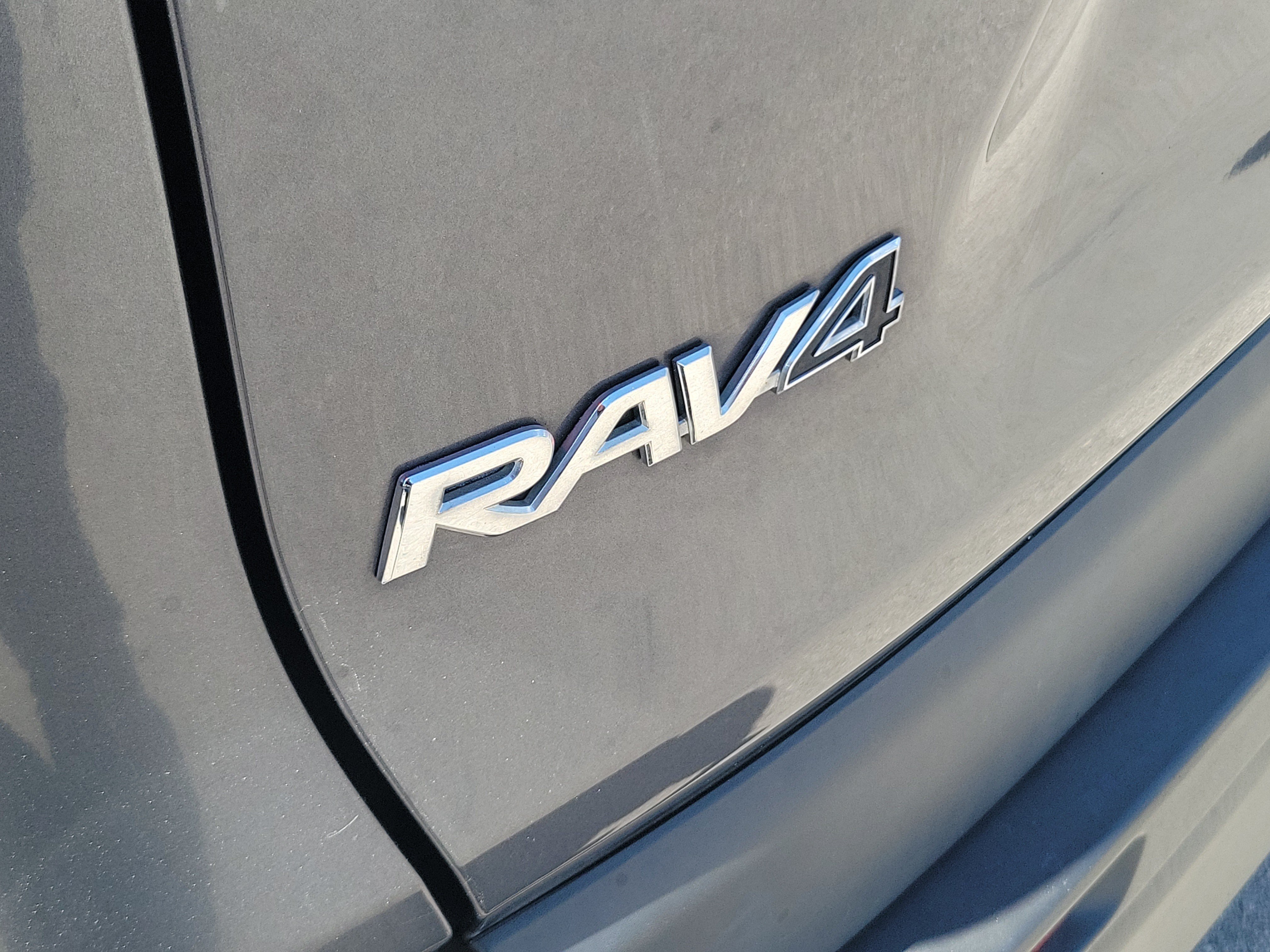 Used 2019 Toyota RAV4 LE FWD image 28