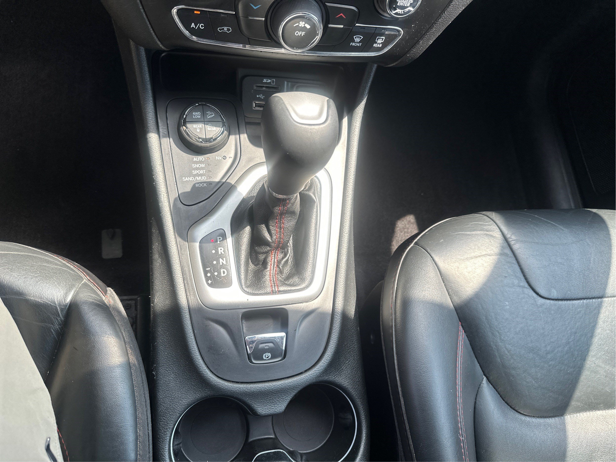 Used 2016 Jeep Cherokee Trailhawk w/ Leather Interior Group AWD/4WD image 15