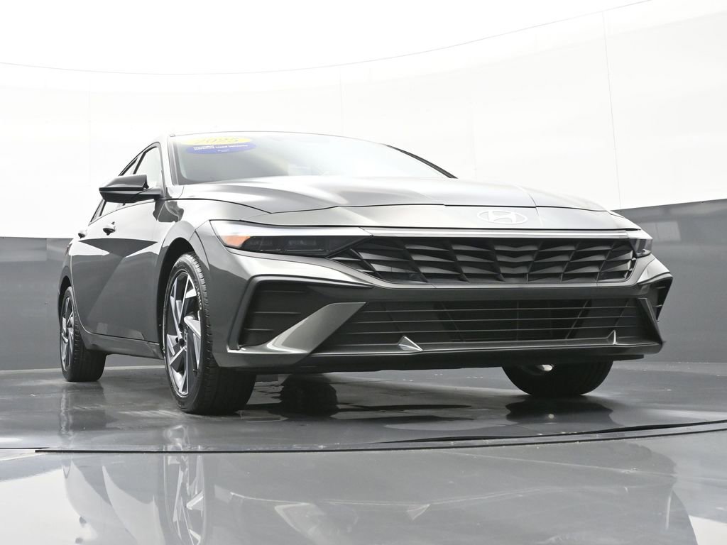 Certified 2025 Hyundai Elantra Sport image 43