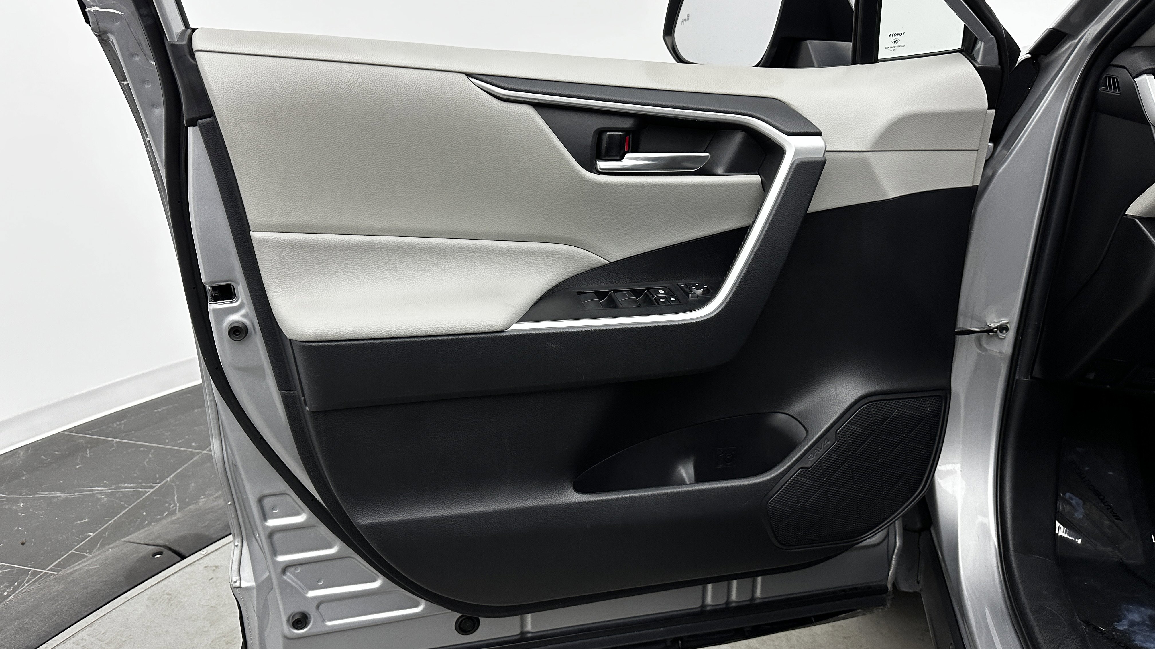 Used 2021 Toyota RAV4 XLE image 10