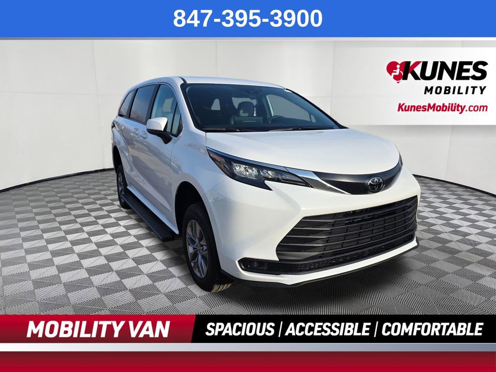 Used 2026 Toyota Sienna LE FWD image 1