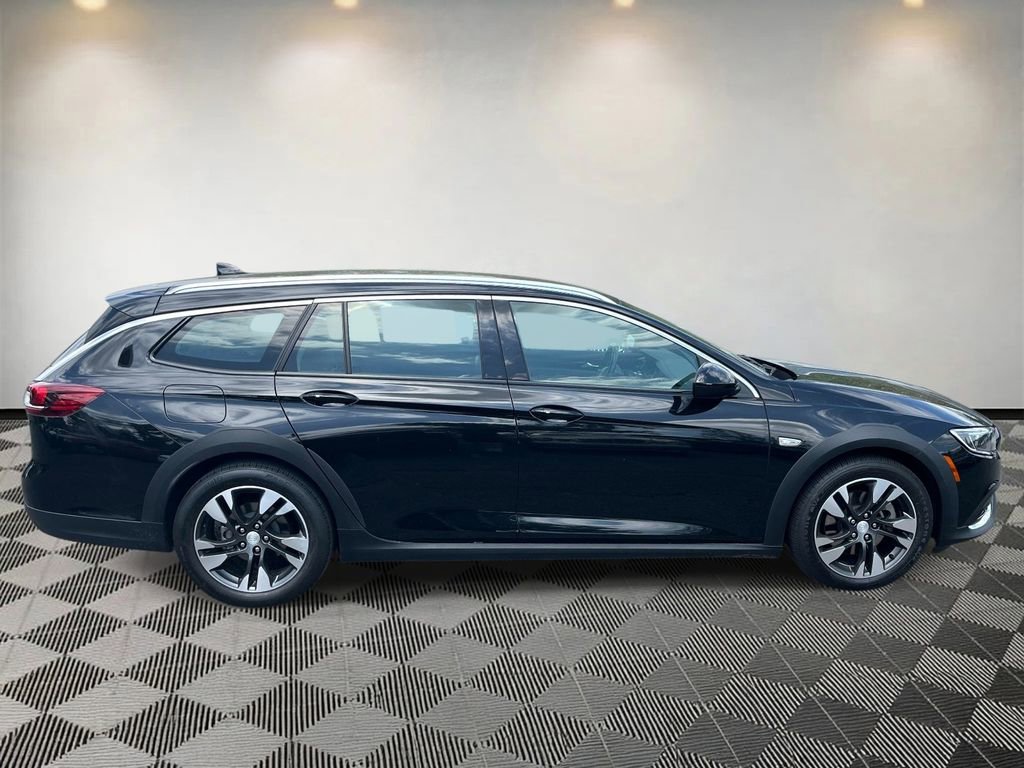 Used 2018 Buick Regal Essence w/ Sights and Sounds Package AWD/4WD image 2