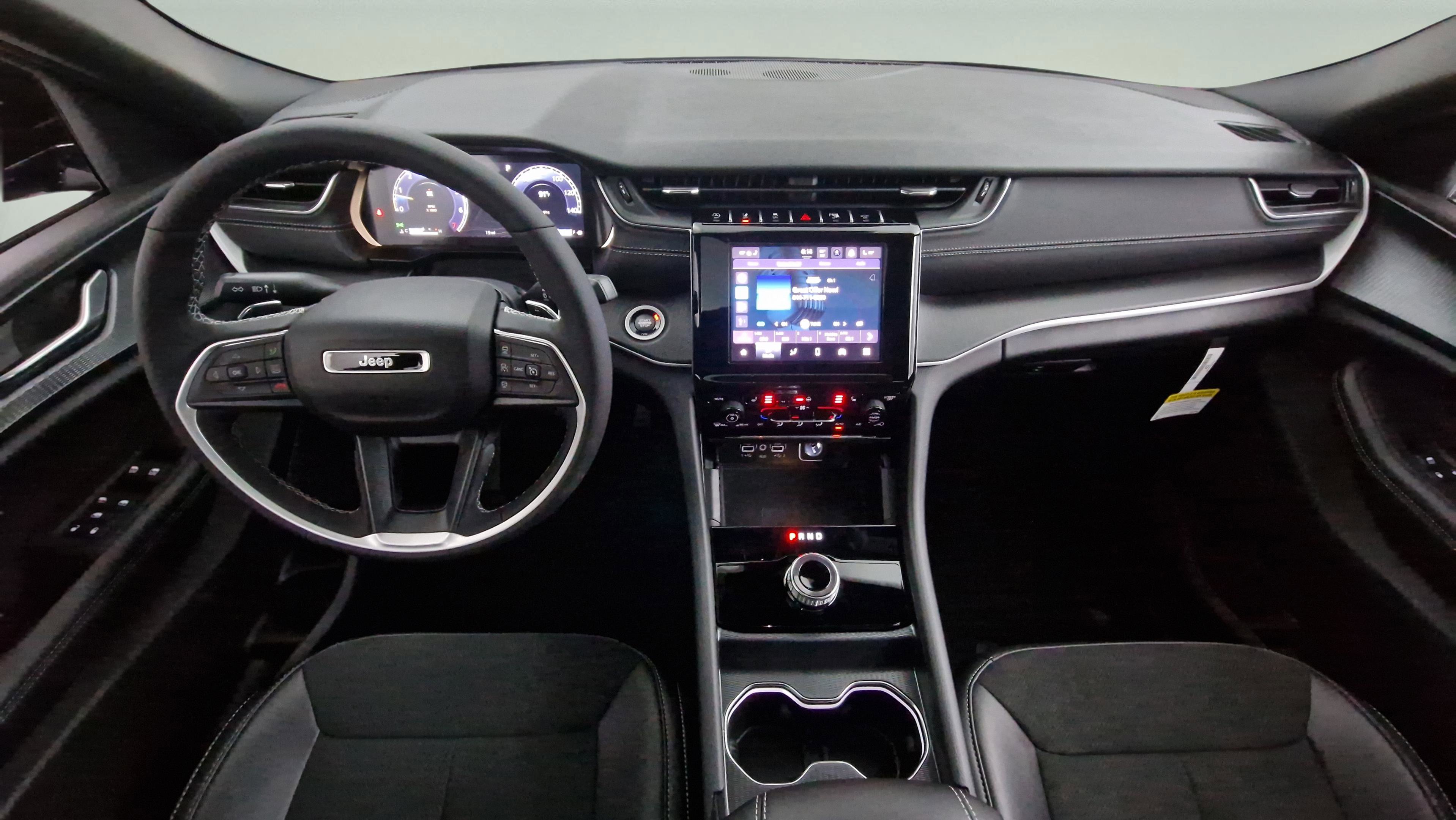 New 2025 Jeep Grand Cherokee L Altitude image 9