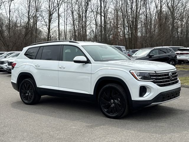 Certified 2025 Volkswagen Atlas SE w/ Black Wheel Package image 2