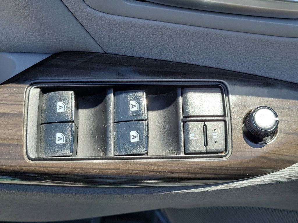 Used 2020 Toyota Sienna XLE w/ XLE Navigation Package FWD image 23