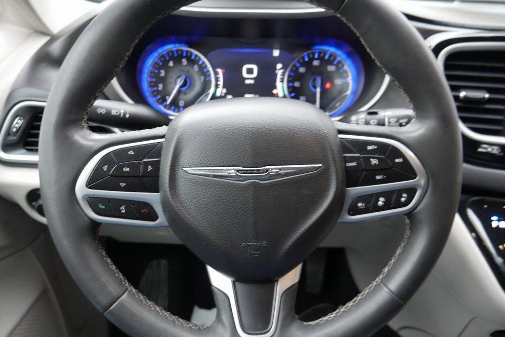 Used 2022 Chrysler Pacifica Touring-L image 11