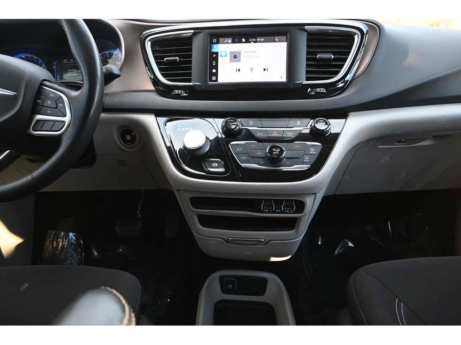 Used 2023 Chrysler Voyager LX image 22