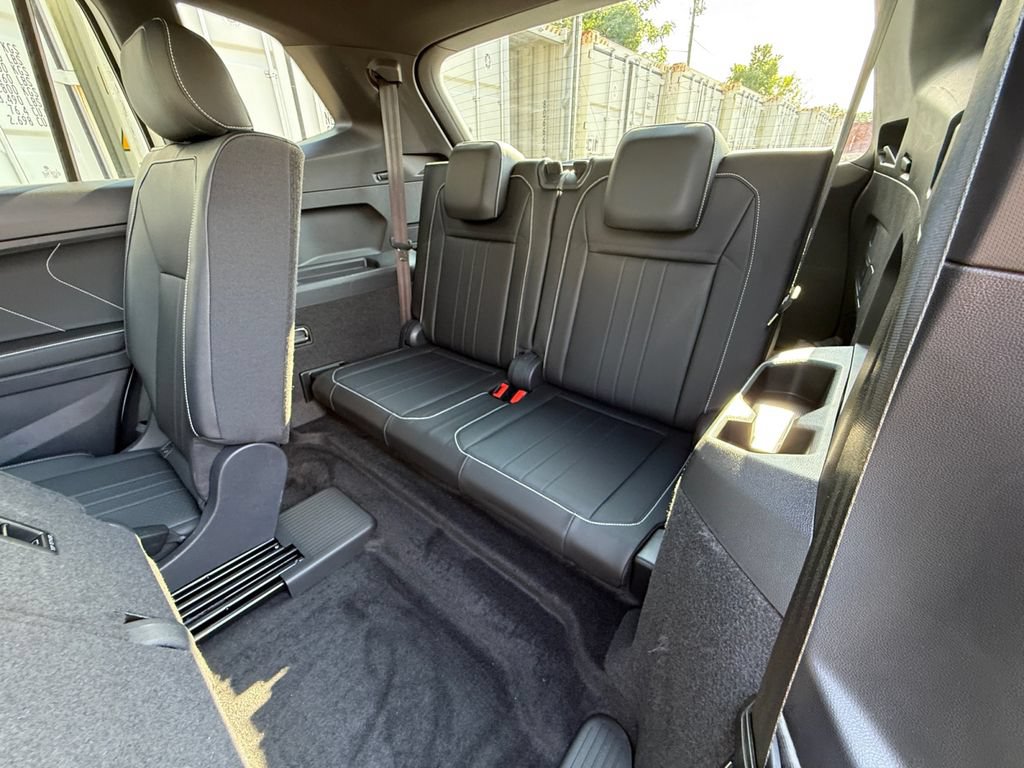 Used 2023 Volkswagen Tiguan SE R-Line FWD image 25