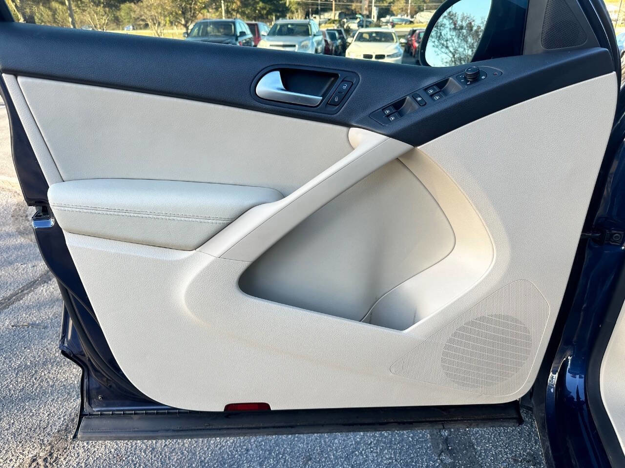 Used 2016 Volkswagen Tiguan S image 11