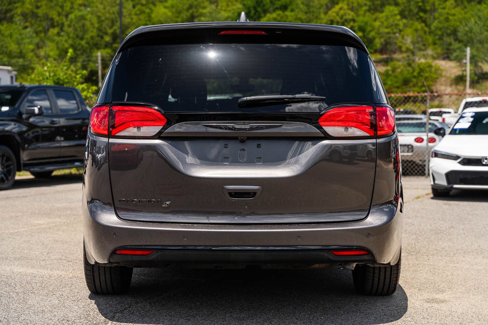 Used 2020 Chrysler Pacifica Touring w/ S Appearance Package FWD image 6