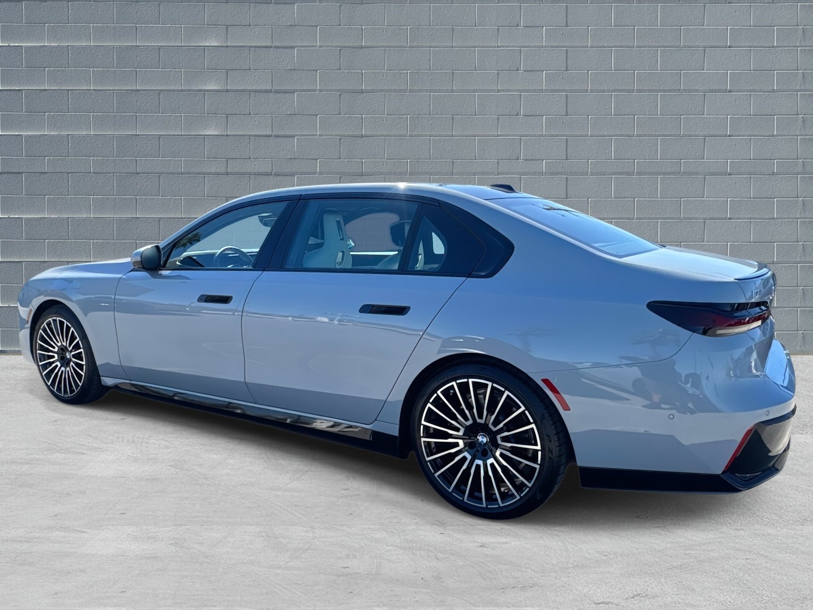 Used 2025 BMW i7 eDrive50 image 4