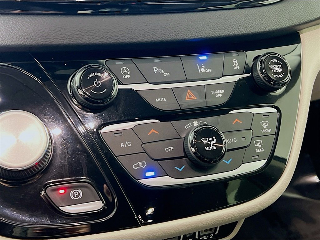 Used 2022 Chrysler Pacifica Touring-L image 15