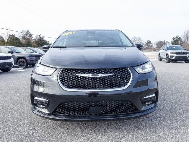 Used 2023 Chrysler Pacifica Touring-L image 7