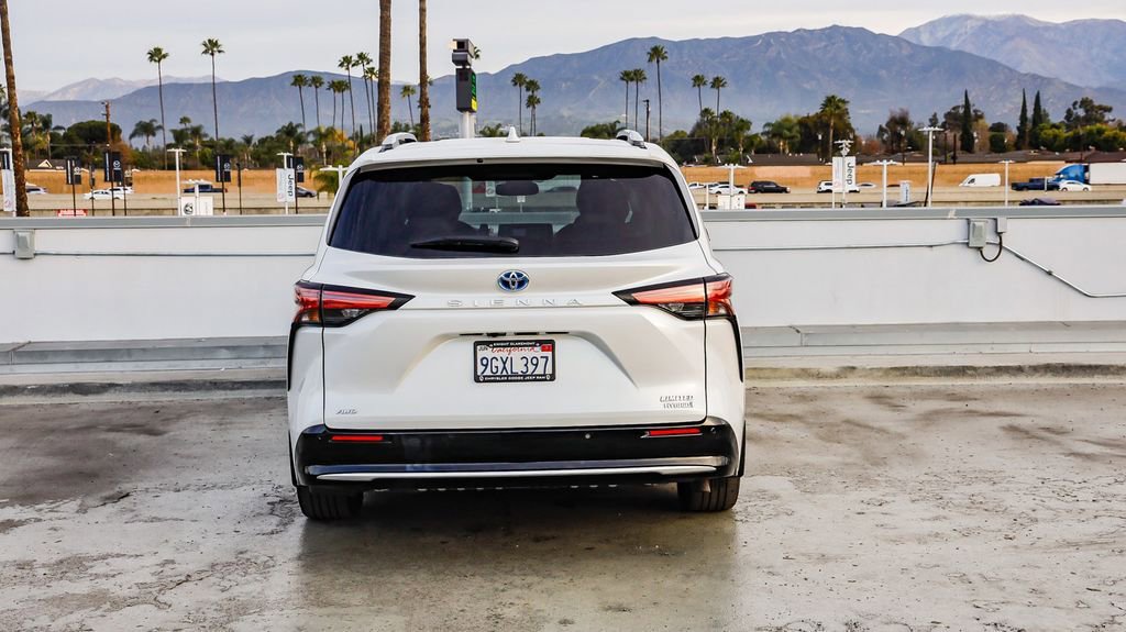 Used 2023 Toyota Sienna Limited image 7