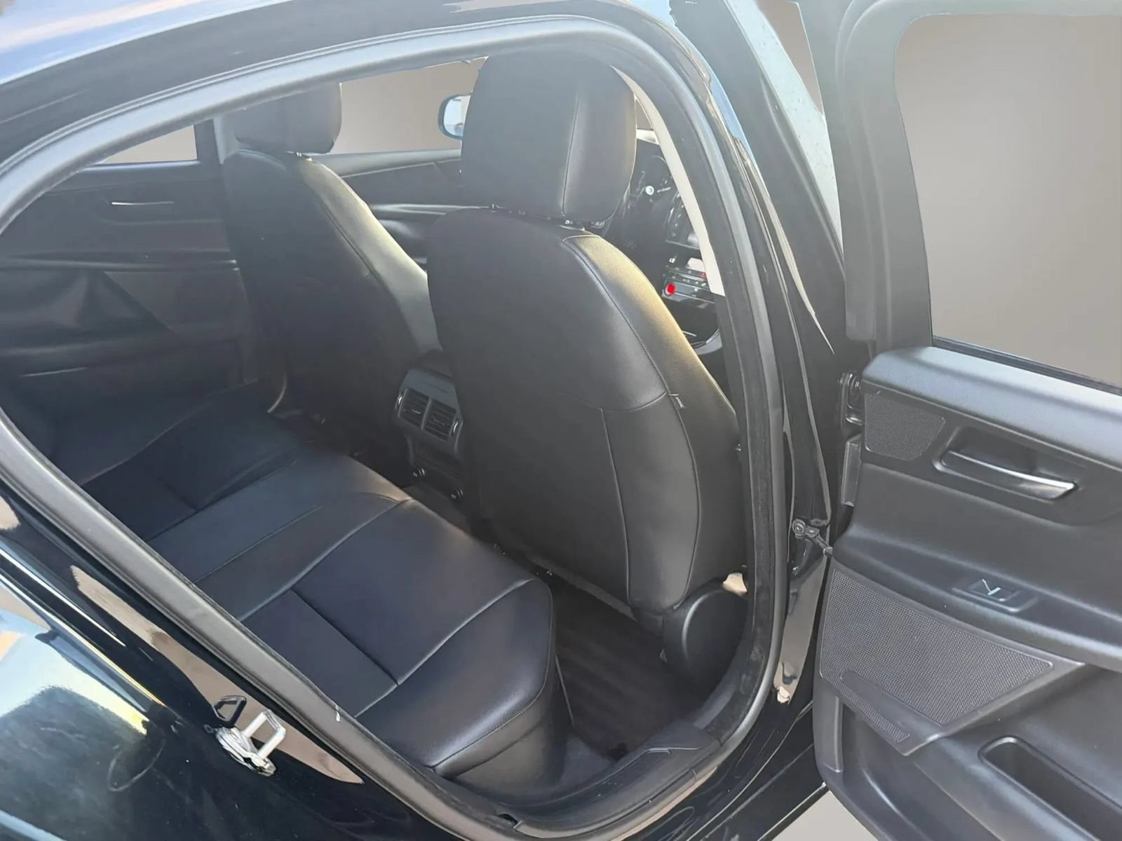 Used 2017 Jaguar XE RWD image 17