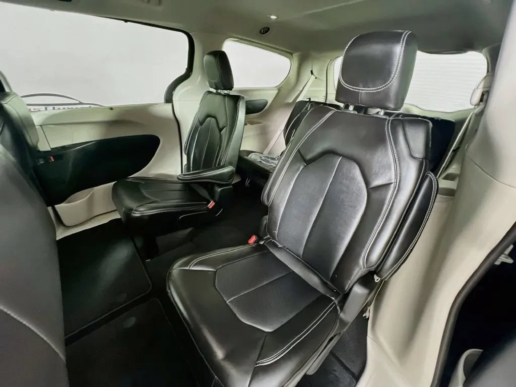 Used 2024 Chrysler Pacifica Touring-L FWD image 24
