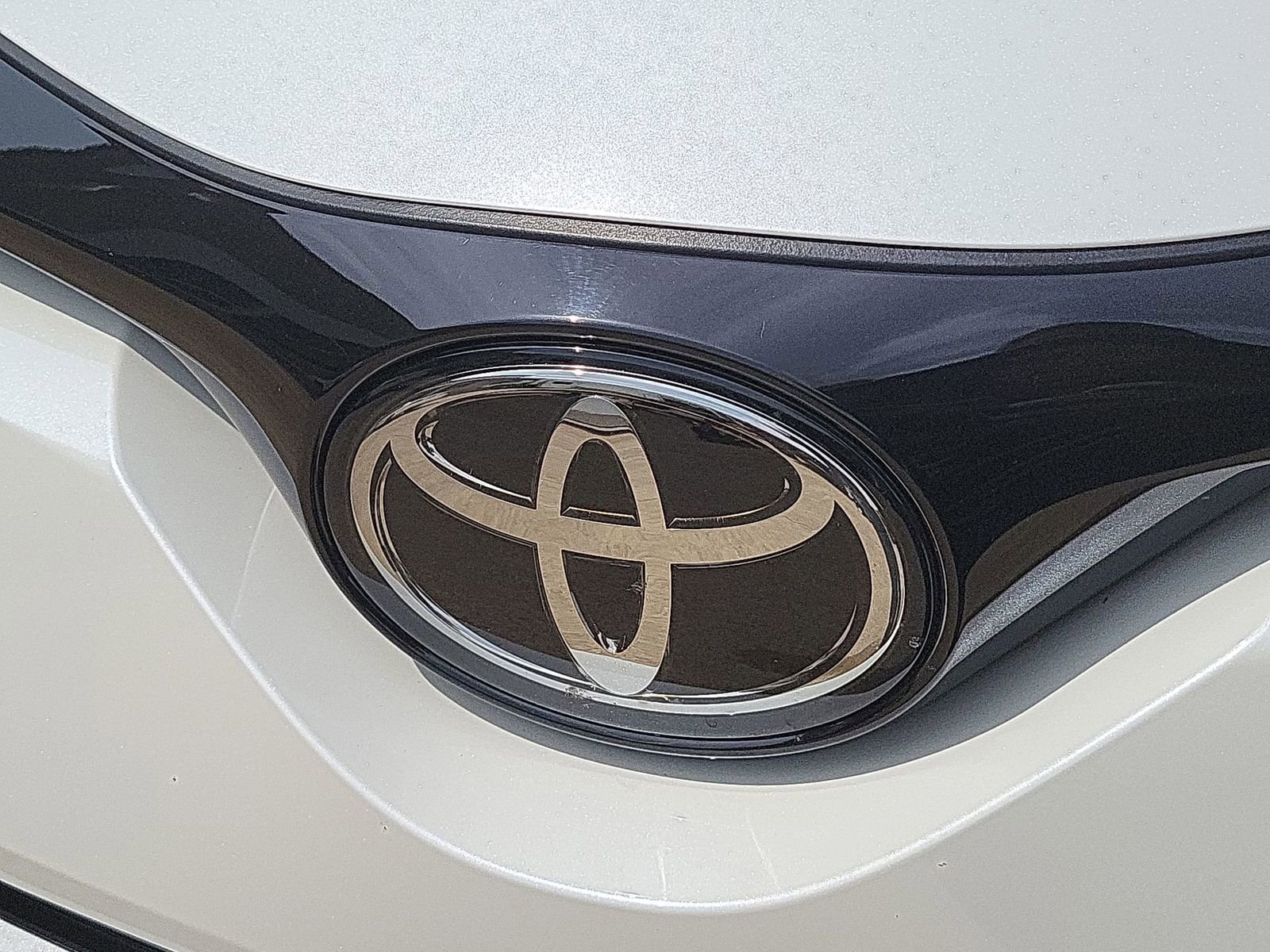 Used 2019 Toyota C-HR Limited image 32