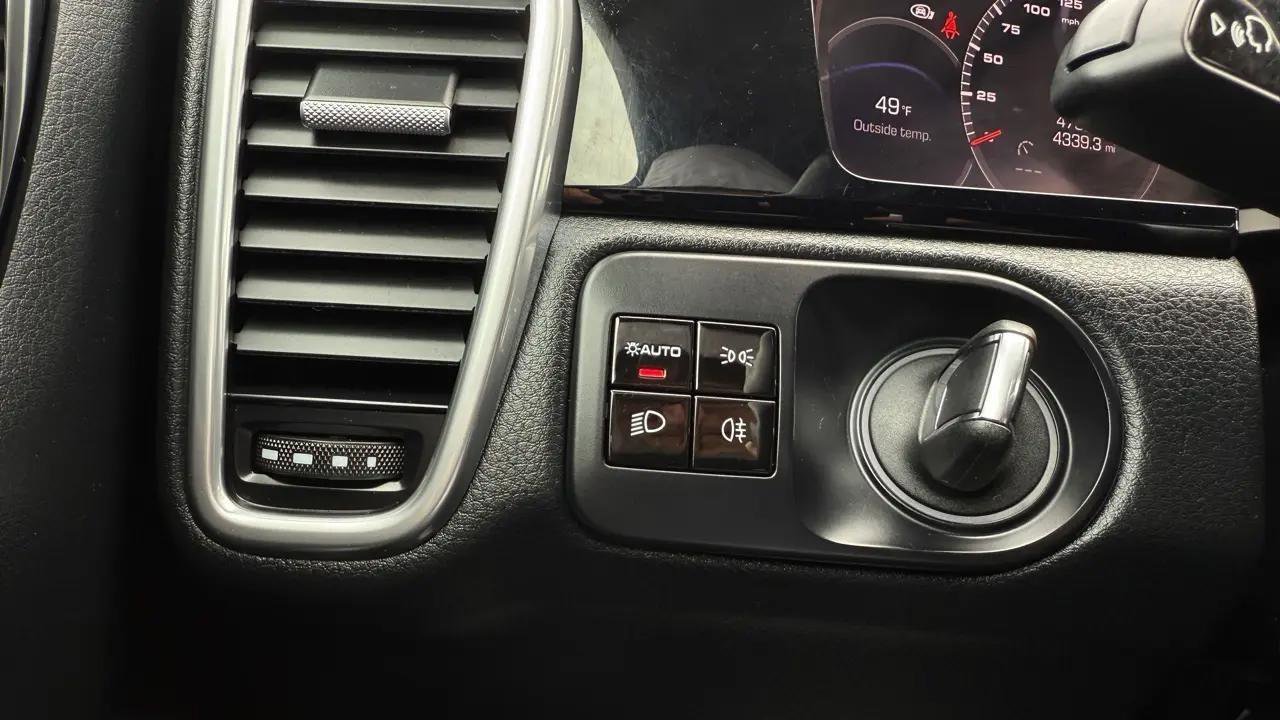 Used 2021 Porsche Cayenne image 34