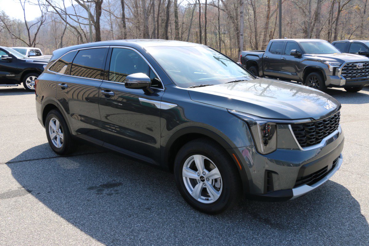 Used 2024 Kia Sorento LX image 9