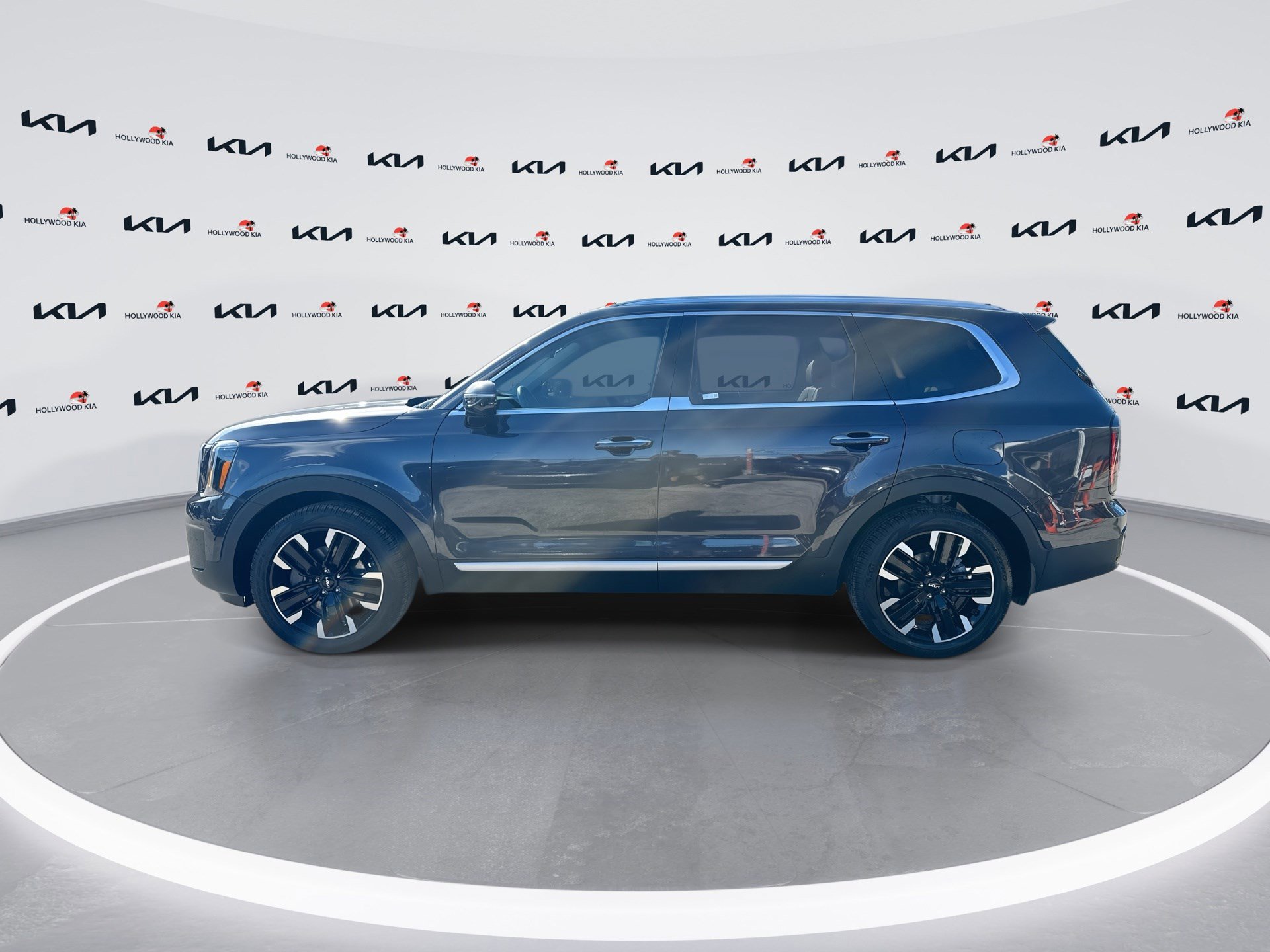 Used 2025 Kia Telluride SX w/ SX Captain's Chair Package image 5