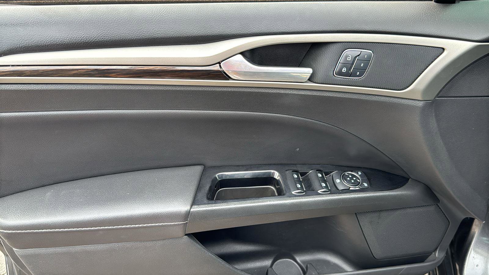 Used 2015 Ford Fusion SE w/ Equipment Group 202A image 8