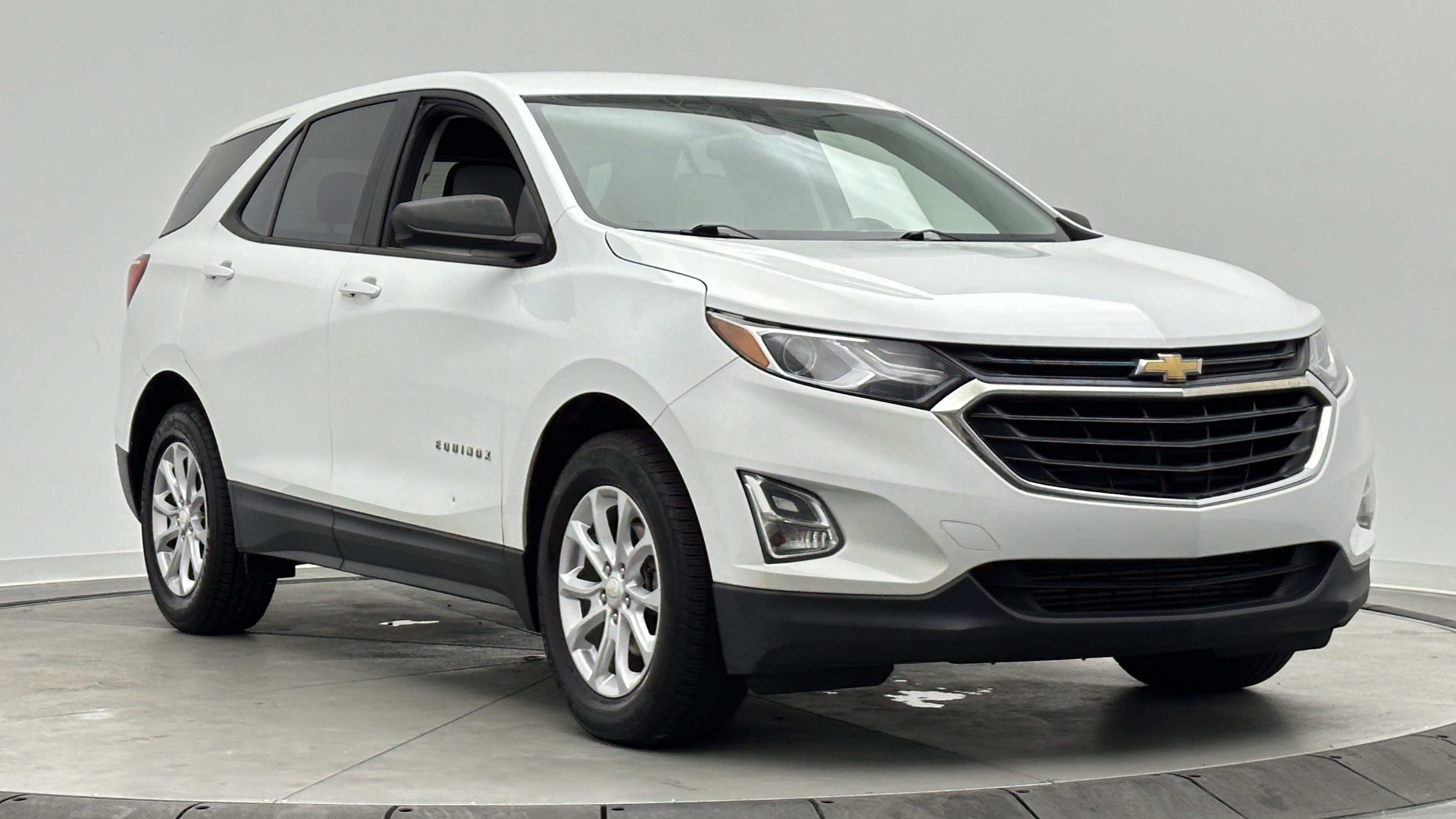 Used 2020 Chevrolet Equinox LS w/ LPO, Cargo Package FWD image 3
