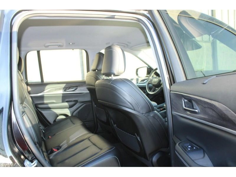 Used 2023 Jeep Grand Cherokee Limited w/ Luxury Tech Group II AWD/4WD image 12