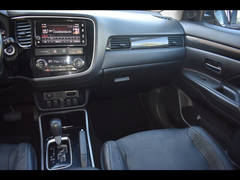 Used 2017 Mitsubishi Outlander SEL image 32