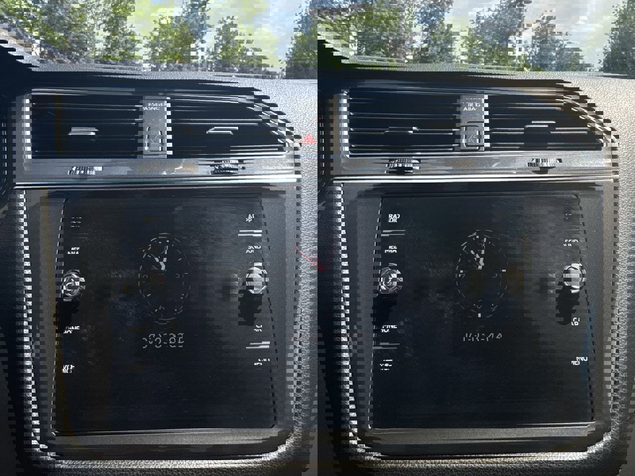 Used 2023 Volkswagen Tiguan SE image 17