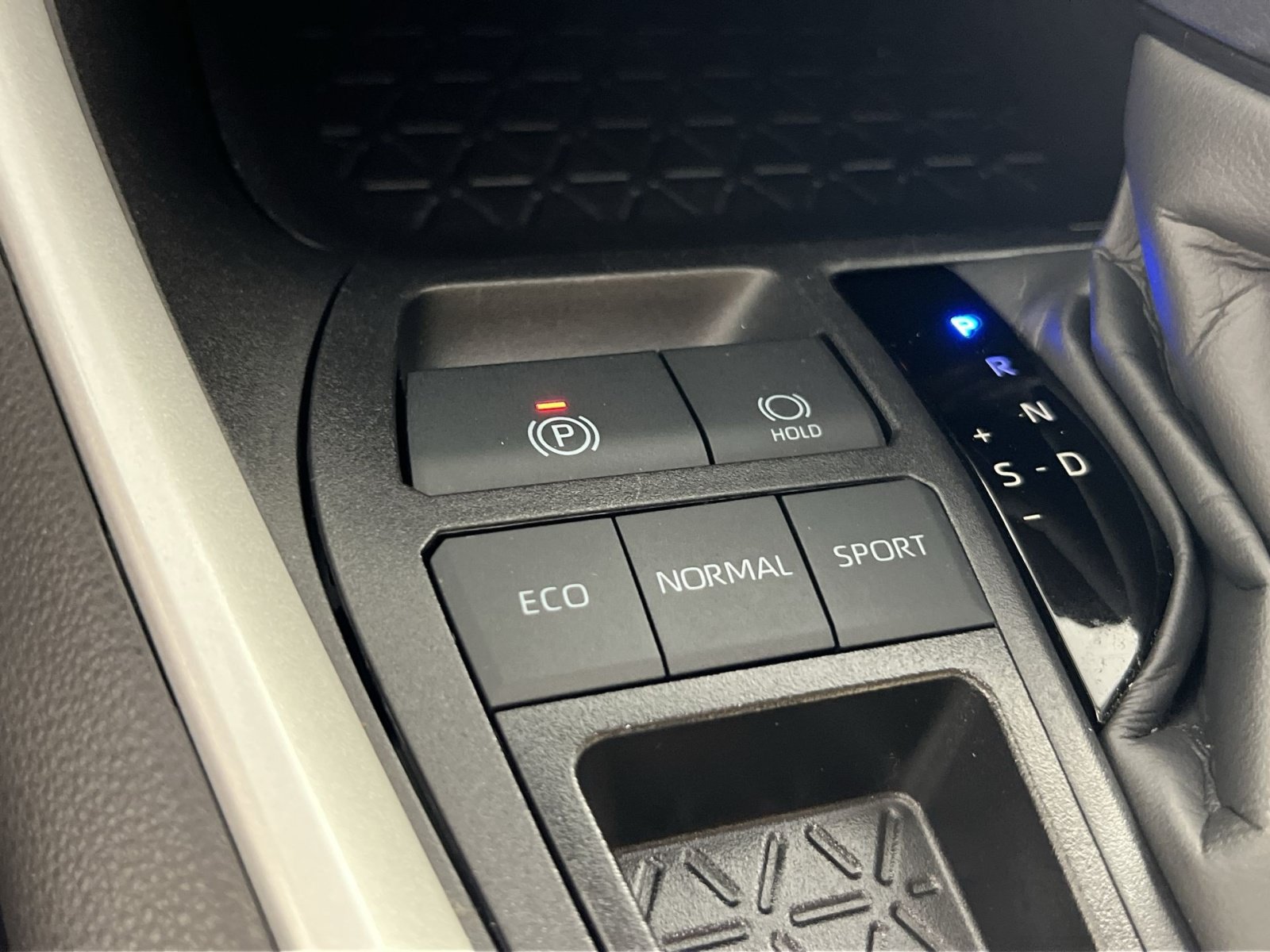 Used 2025 Toyota RAV4 XLE w/ Convenience Package FWD image 32