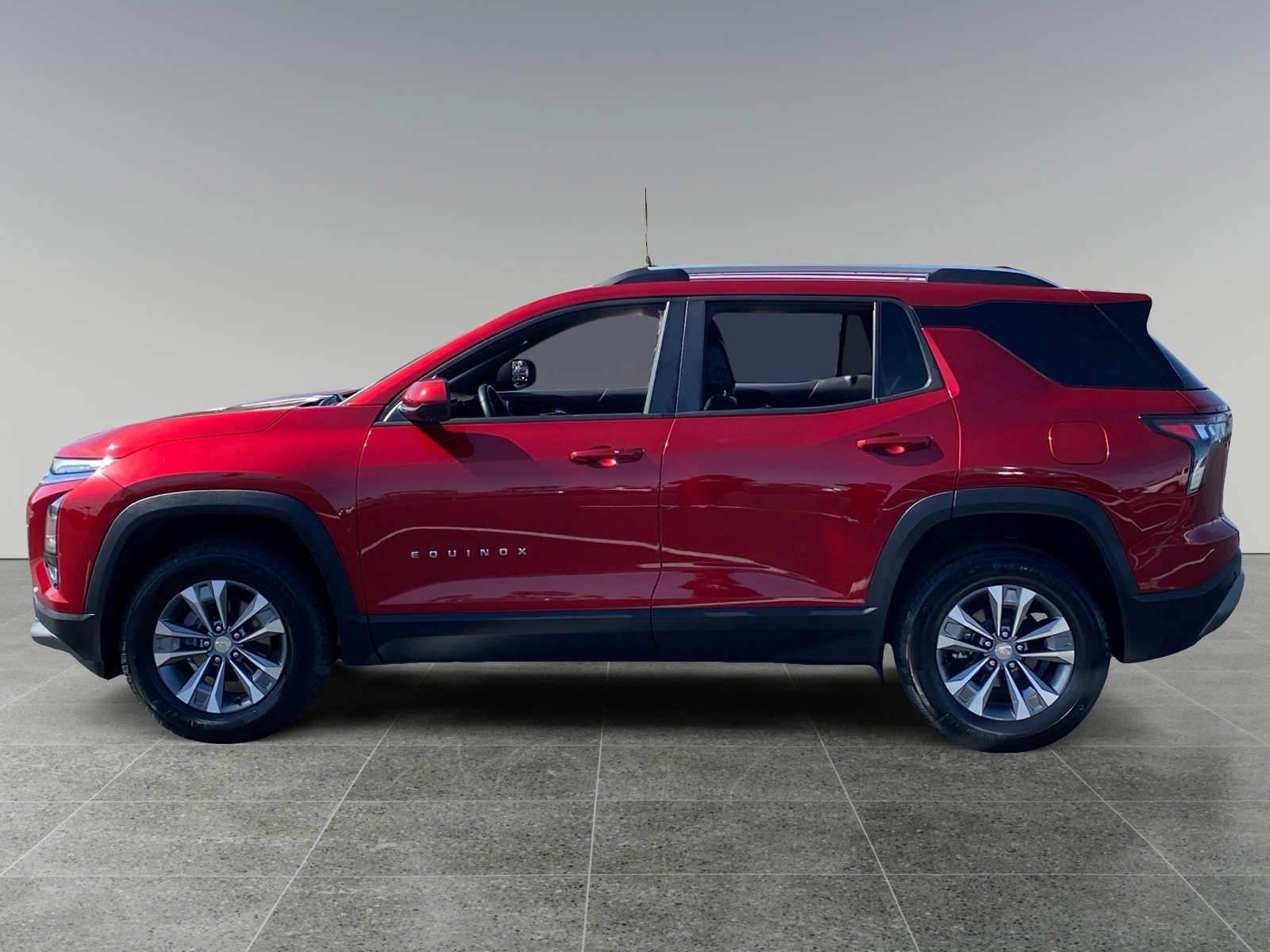 Used 2025 Chevrolet Equinox LT w/ Convenience Package II AWD/4WD image 2