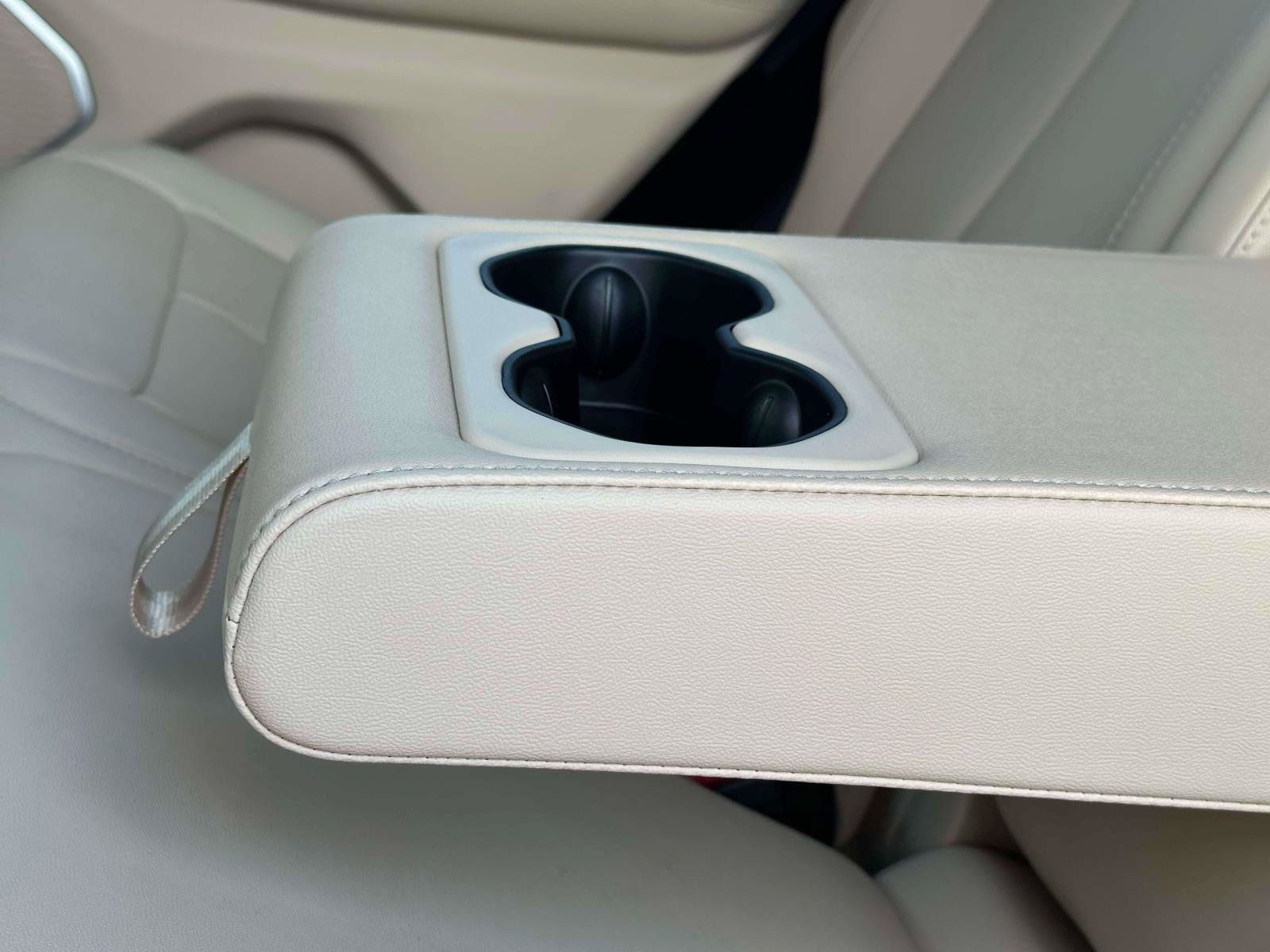 Used 2024 Jeep Grand Cherokee Limited w/ Black Appearance Package AWD/4WD image 13