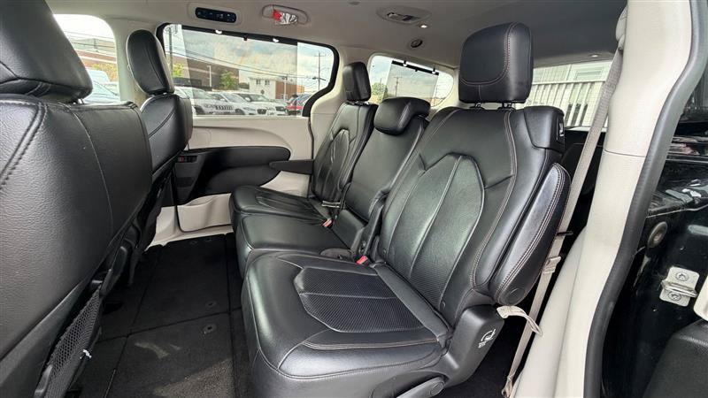 Used 2018 Chrysler Pacifica Touring-L FWD image 40