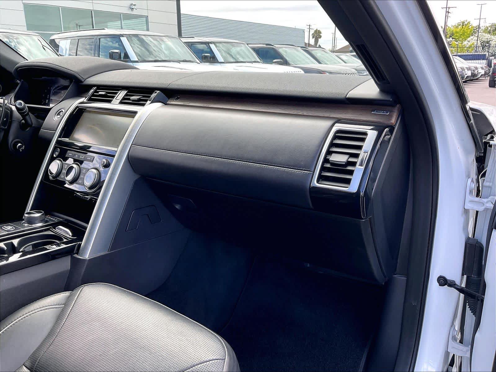 Used 2018 Land Rover Discovery HSE Luxury AWD/4WD image 18
