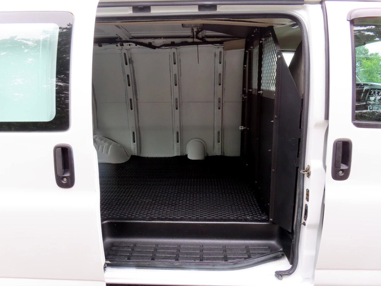 Used 2016 Chevrolet Express 2500 image 19