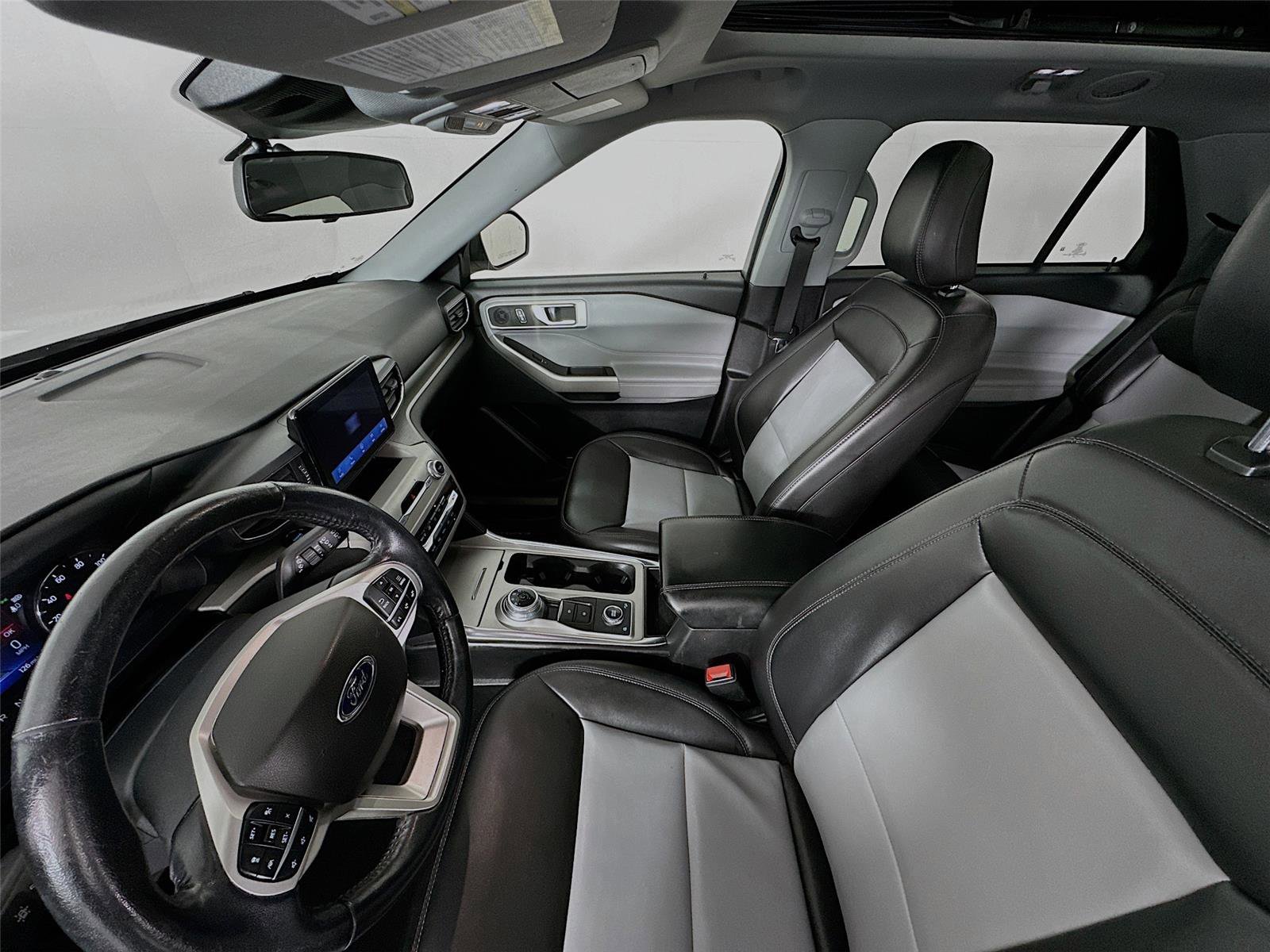 Used 2022 Ford Explorer XLT w/ Equipment Group 202A image 5