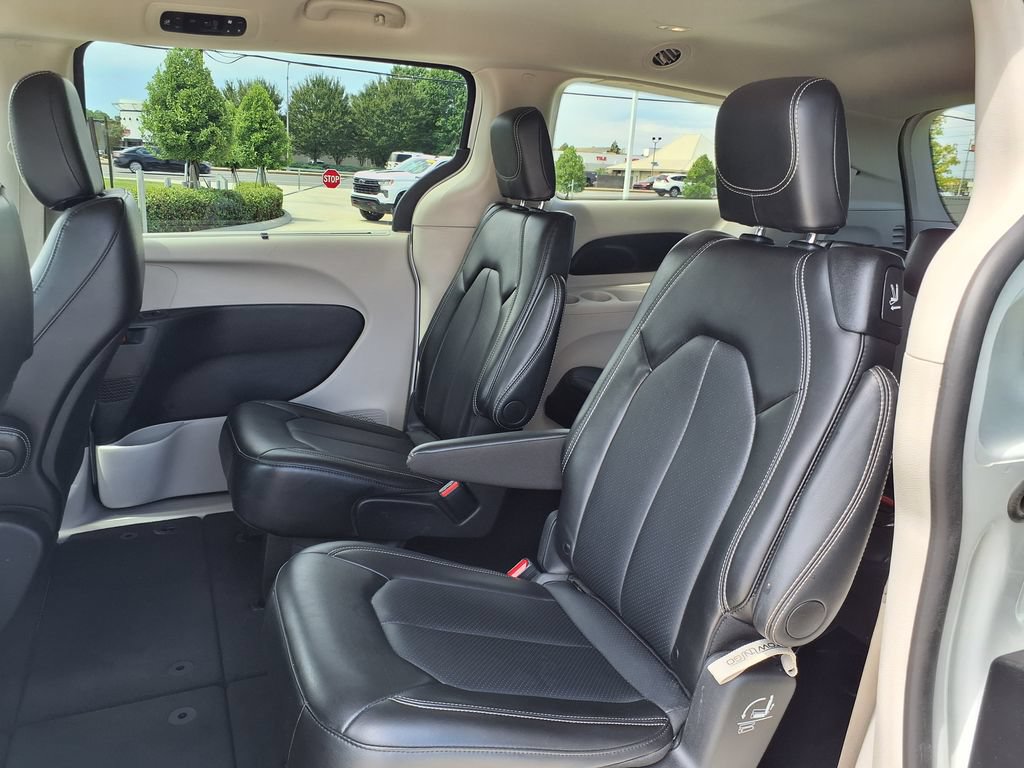 Used 2024 Chrysler Pacifica Touring-L FWD image 18