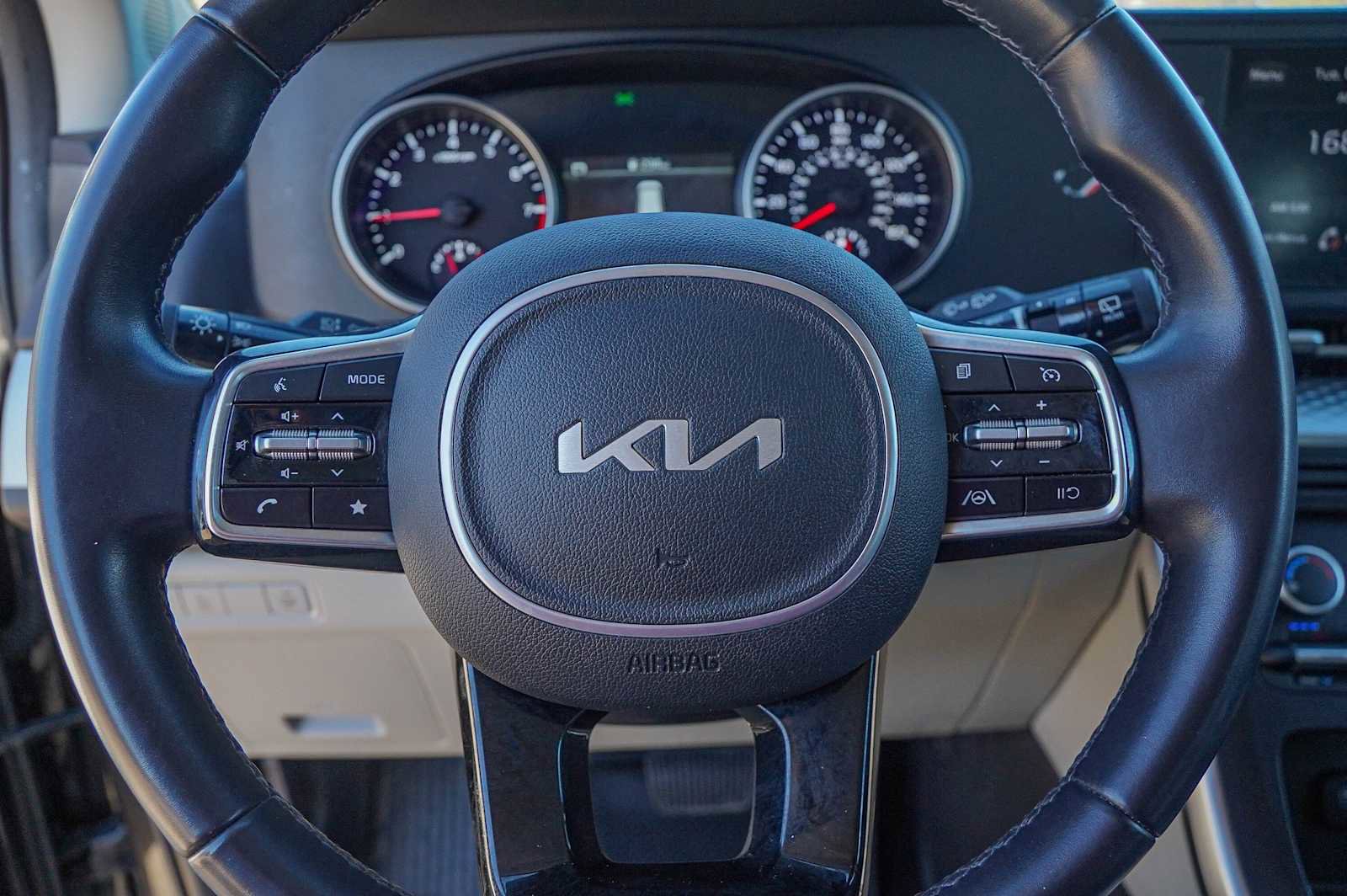 Certified 2024 Kia Carnival LX image 12