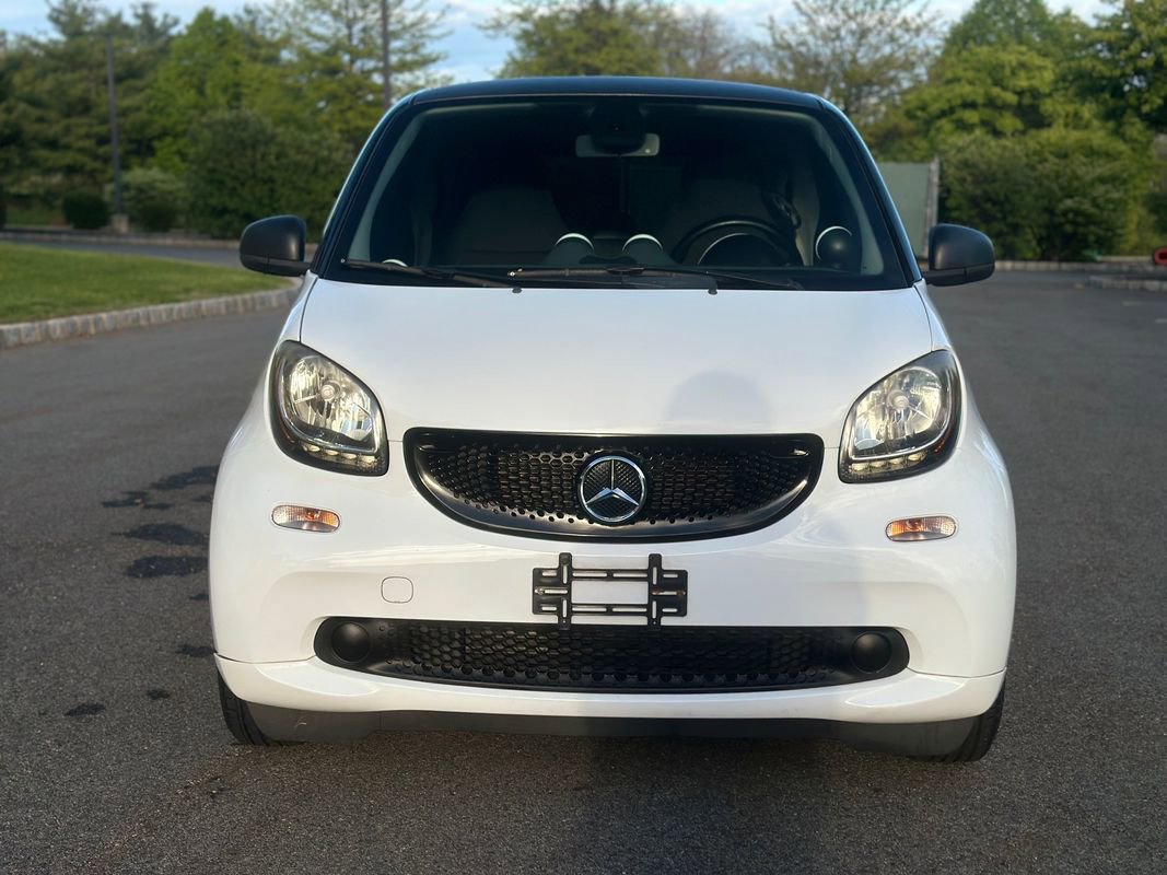 Used 2016 smart fortwo pure RWD image 2