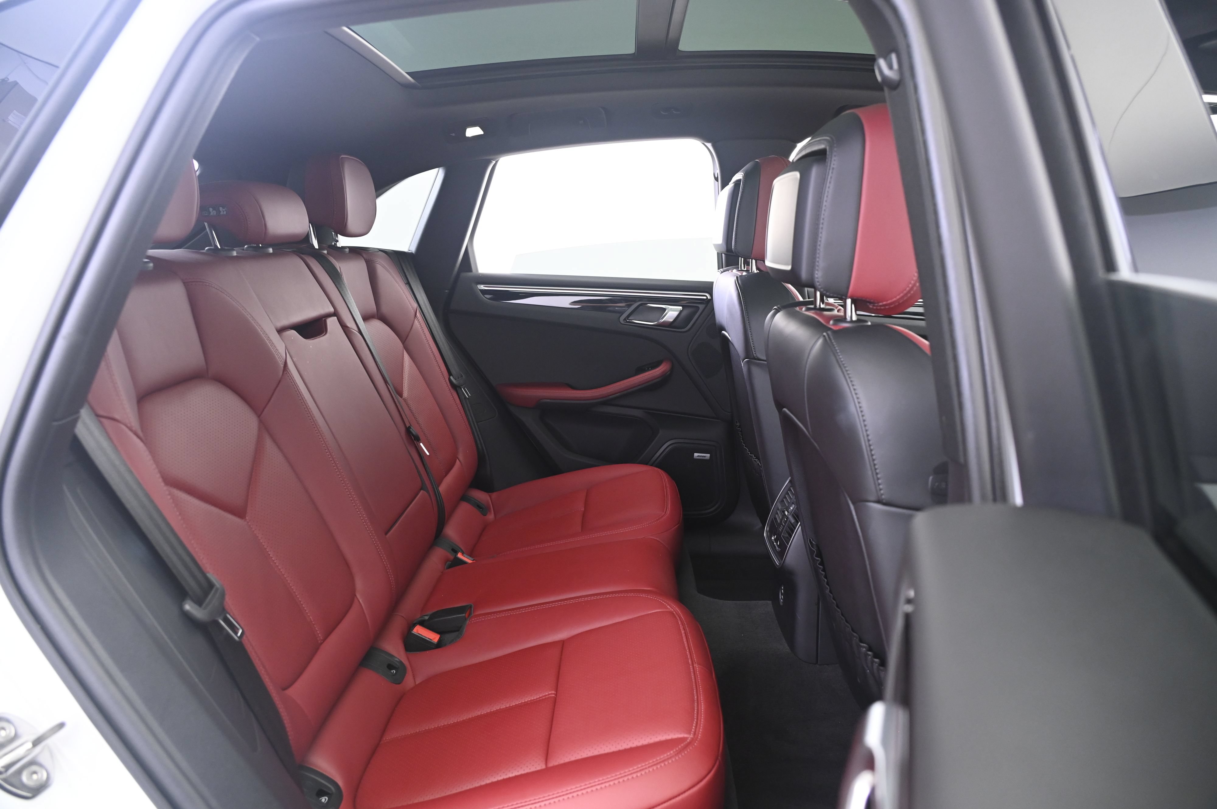 Certified 2022 Porsche Macan AWD/4WD image 18