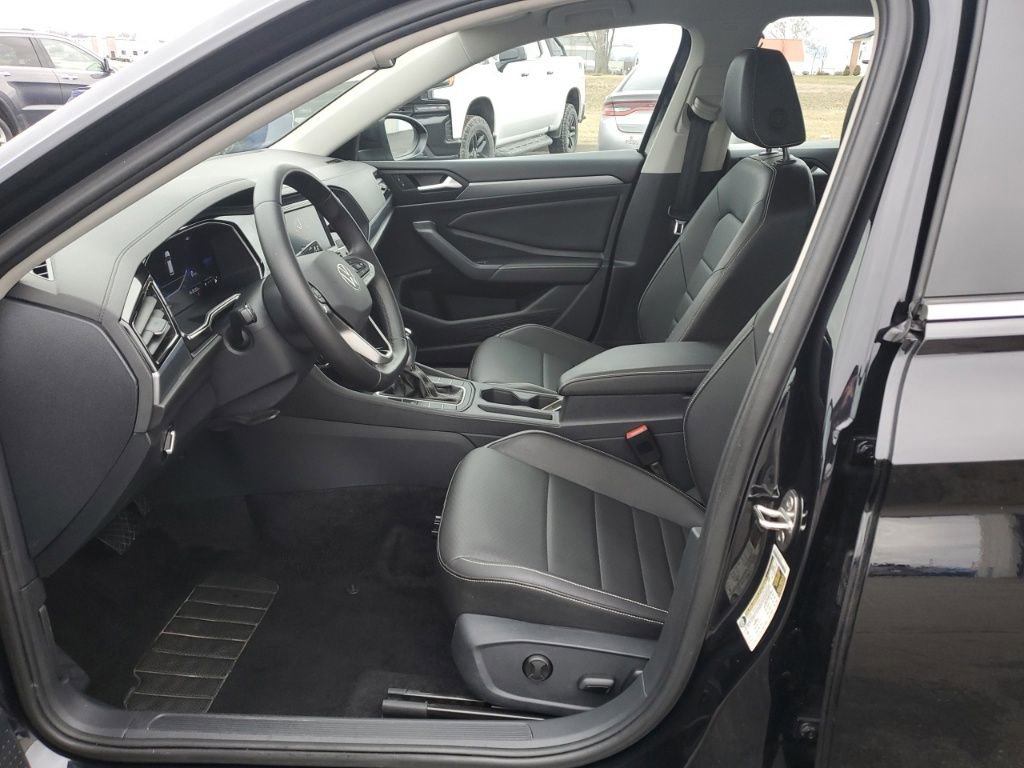 Used 2024 Volkswagen Jetta SE image 14