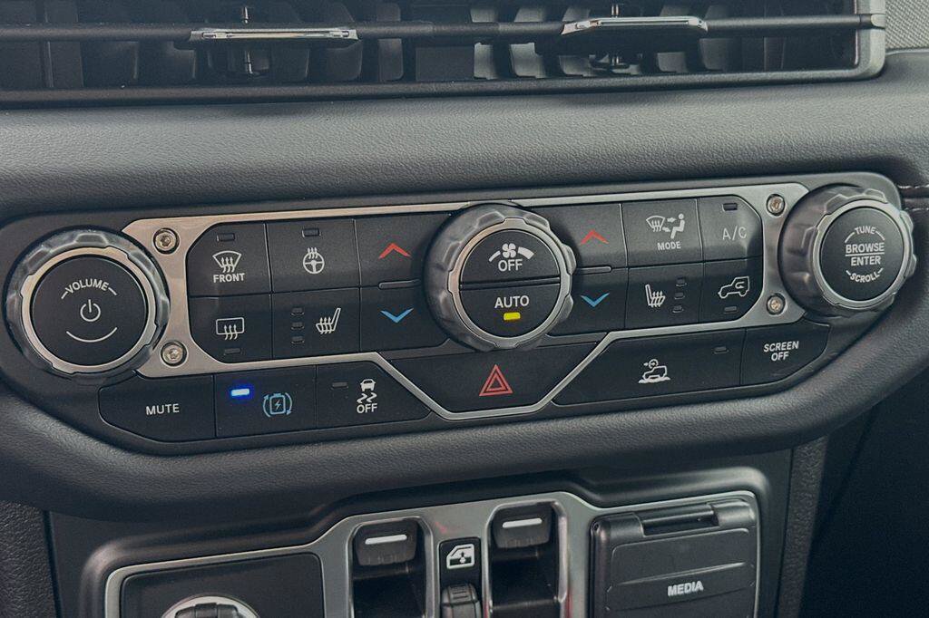 New 2024 Jeep Wrangler Unlimited Sahara AWD/4WD image 17