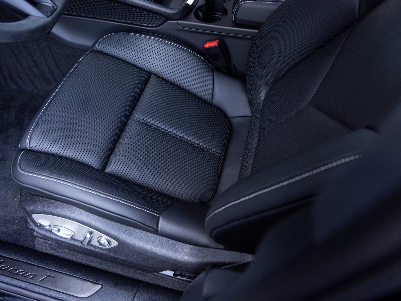 Used 2025 Porsche Macan Turbo image 23