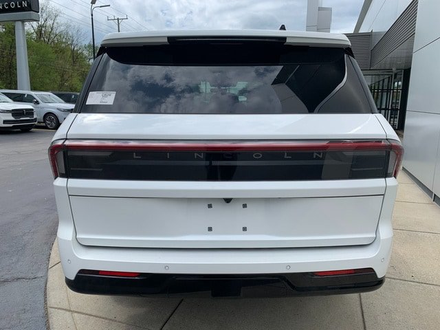 New 2026 Lincoln Navigator Reserve w/ Jet Appearance Package AWD/4WD image 4