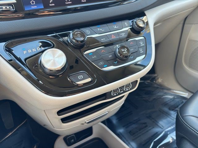 Used 2023 Chrysler Pacifica Touring-L image 29