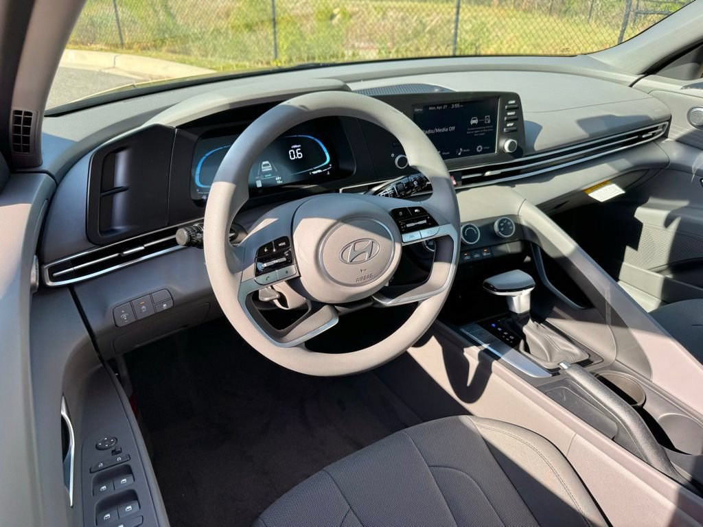 Used 2026 Hyundai Elantra SE FWD image 2