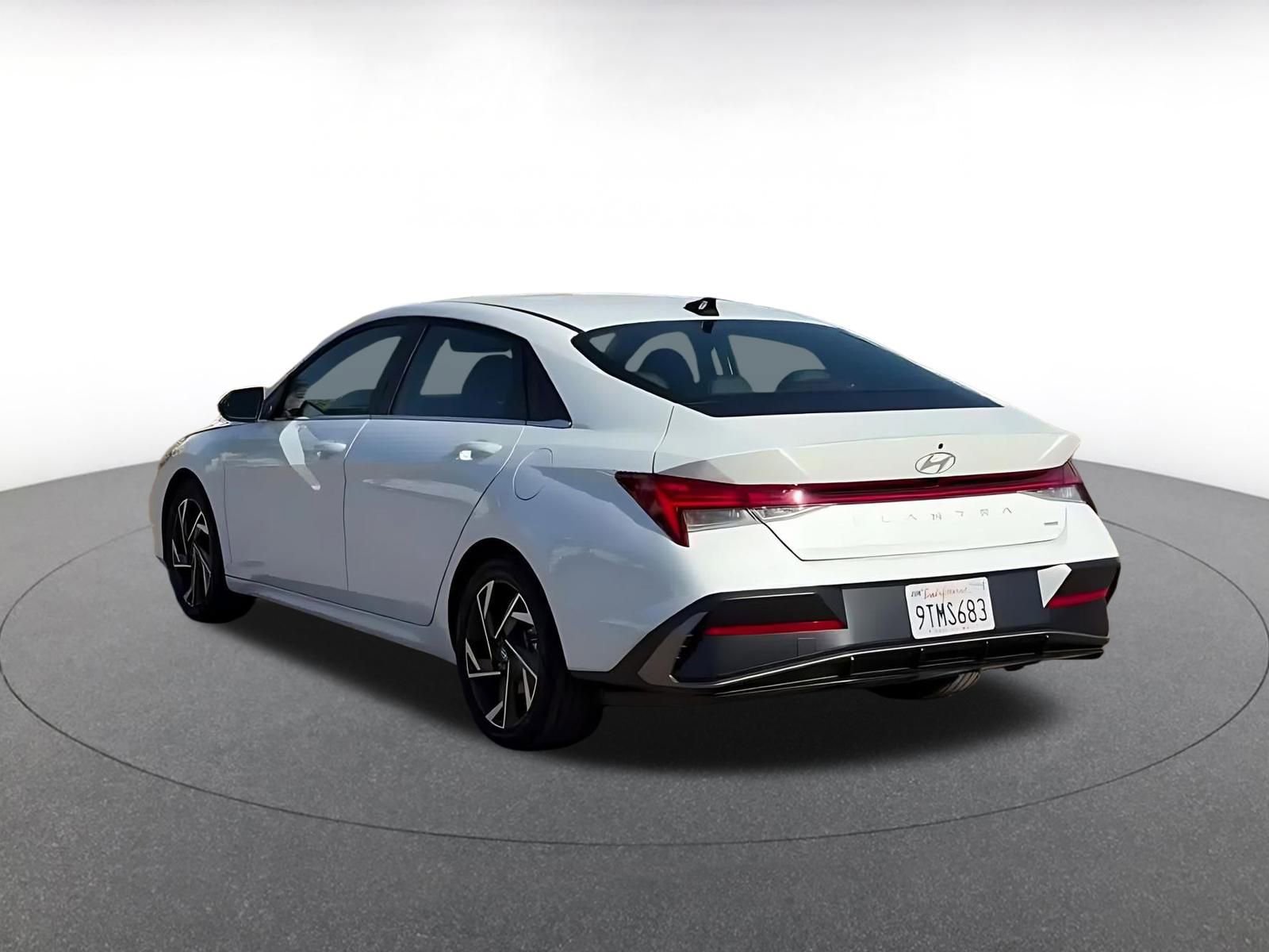 Used 2025 Hyundai Elantra Limited image 11