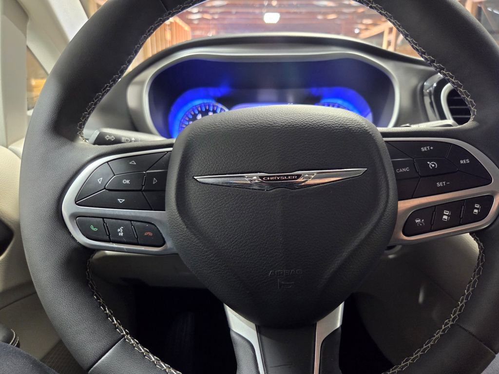 Certified 2024 Chrysler Pacifica Touring-L image 6