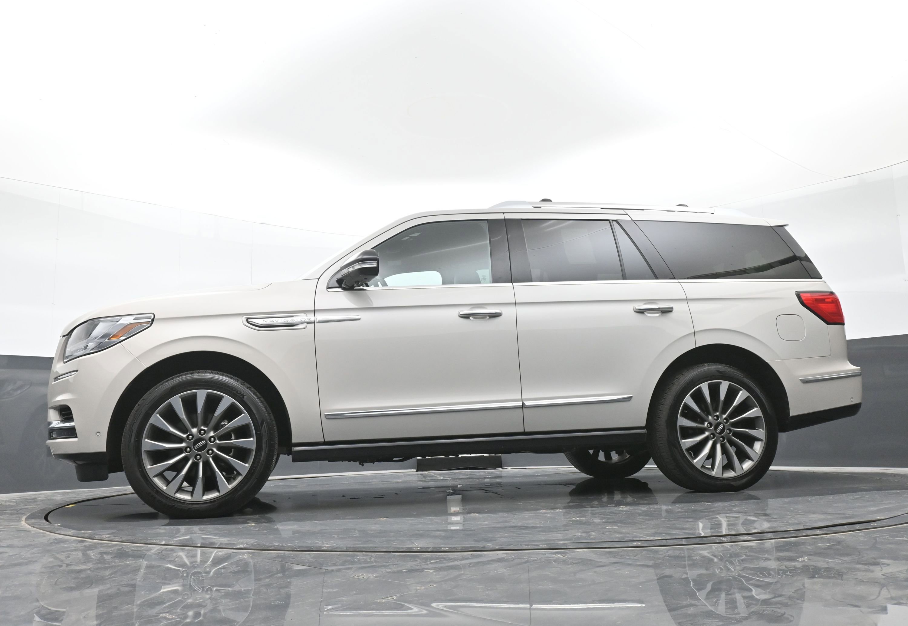 Used 2019 Lincoln Navigator Select w/ Technology Package AWD/4WD image 43